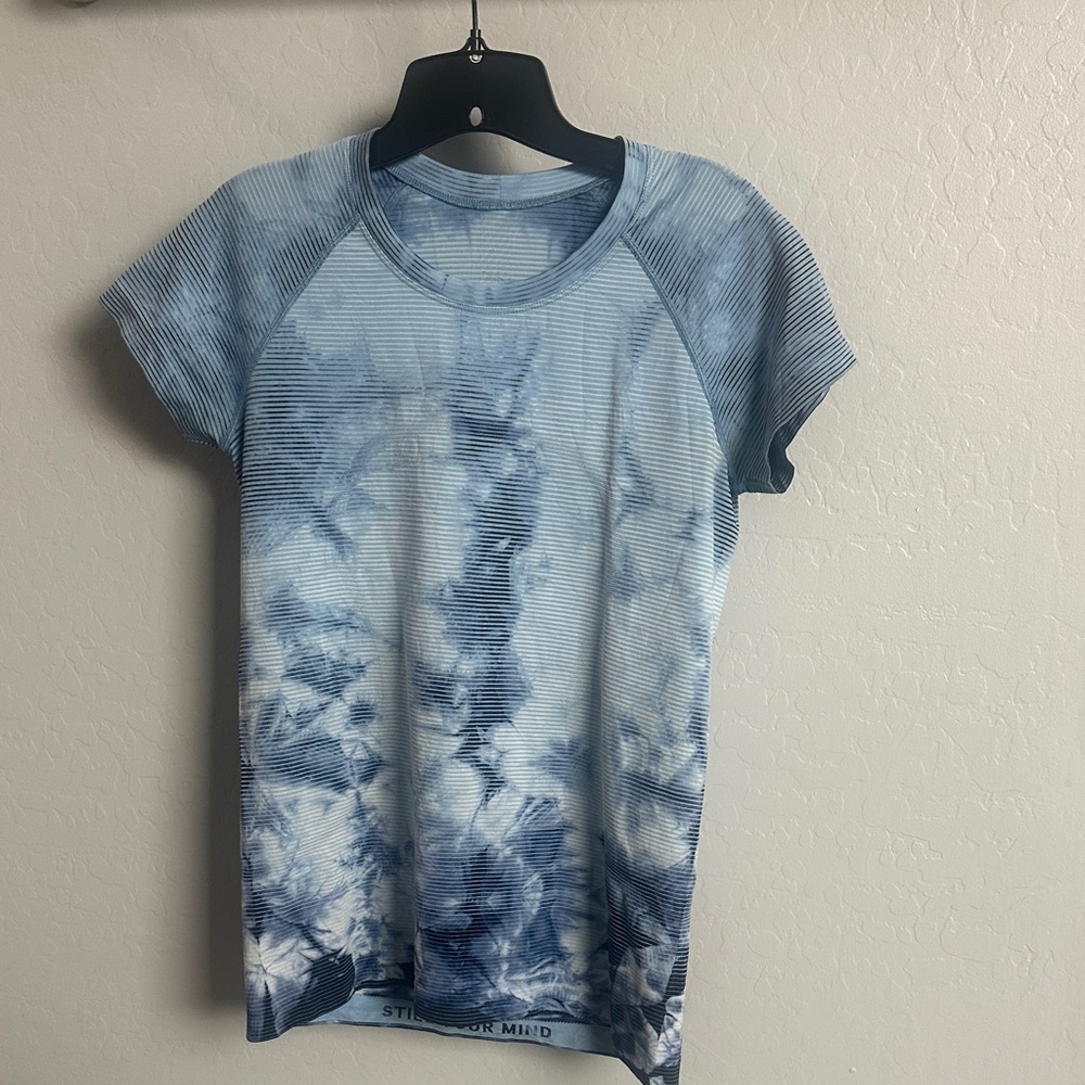 Lululemon Athletica Blue Tie-Dye Short Sleeve Tee